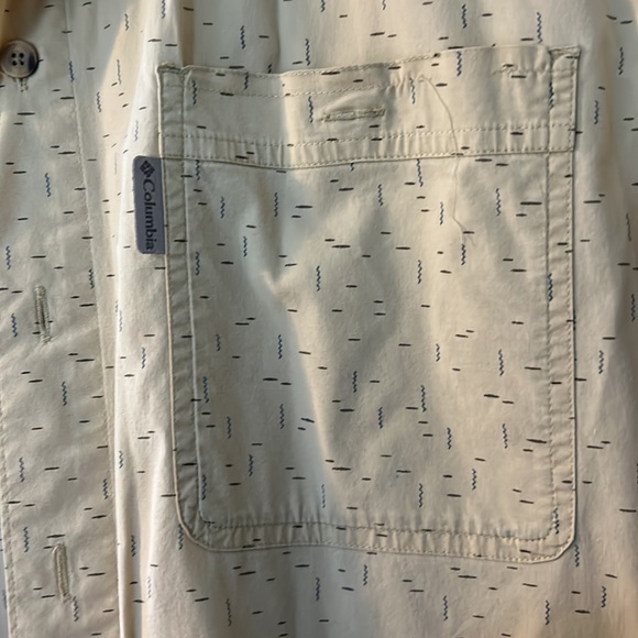 men’s short sleeve button down shirt. Pale yellow size large. - Picture 3 of 8